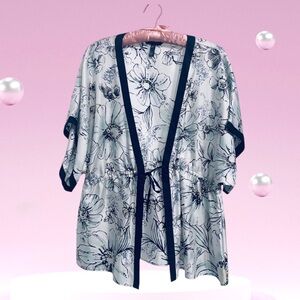 SOMA  SILK KIMONO ROBE BLACK AND WHITE FLORAL KIMONO ROBE COVERUP